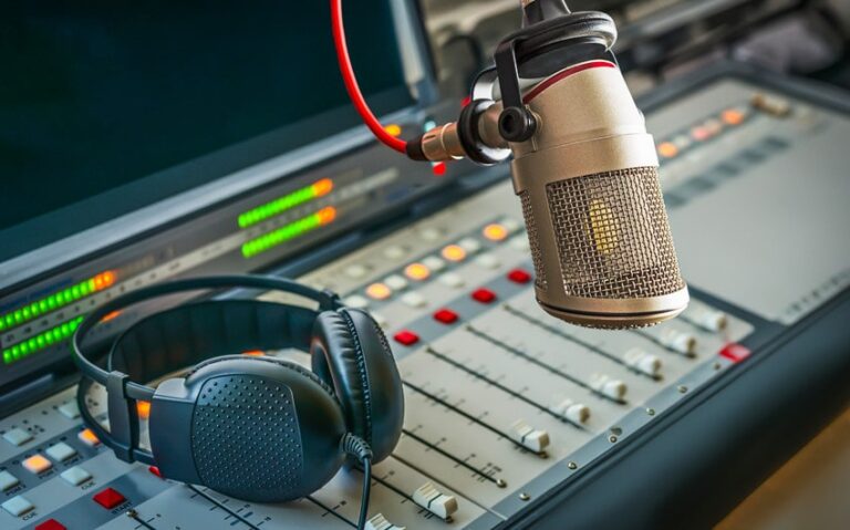 different types of radio station broadcasting formats